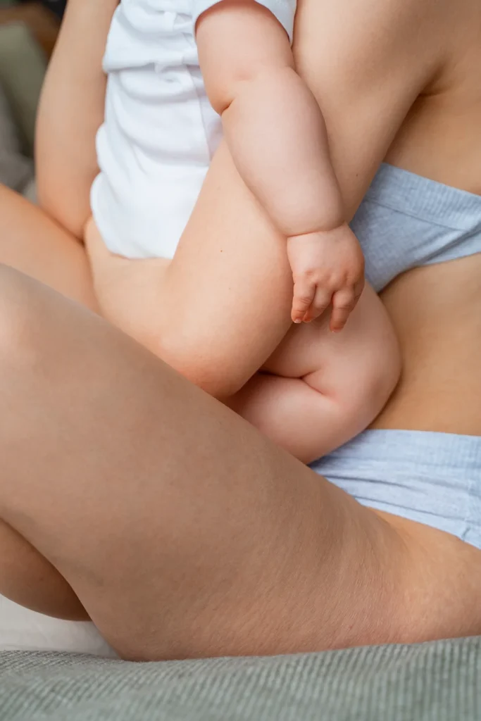 Ciąża tydzień po tygodniu mama trzyma niemowlę szkoła rodzenia przygotowanie do macierzyństwa.