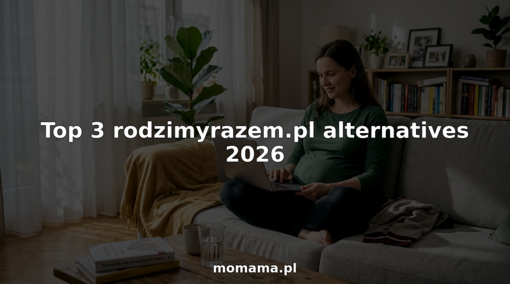 Kobieta w ciąży wygodnie siedzi na kanapie w salonie i korzysta z laptopa.